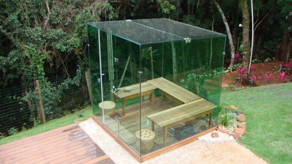 A Ecosauna é uma nova geração de sauna com vários diferenciais e atributos em relação às saunas tradicionais. Possui dois modelos: Ecovidro e Ecomadeira.
